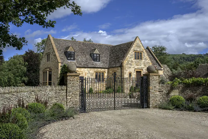 Automatic gate securing the country house